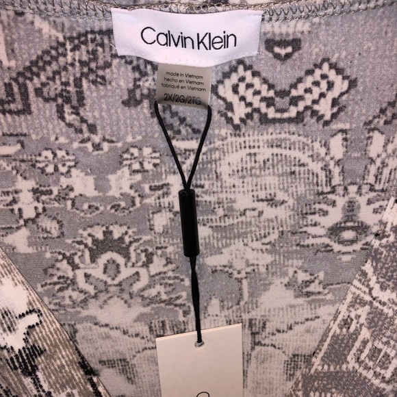 Calvin Klein Women's Matte V-Neck Shoulder Pleat Sleeveless Top New With Tags - Picture 2 of 6